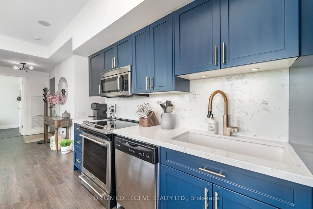 For Sale: 105 The Queensway Avenue 302, Toronto, ON M6S 5B5, Toronto W01, ON - Property Photo