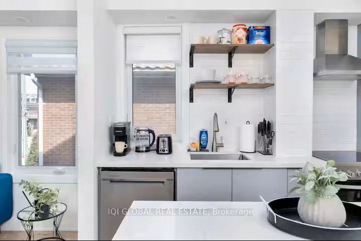 For Lease: 525 Ossington Avenue 2nd Floor, Toronto, ON M6G 3T3, Toronto C01, ON