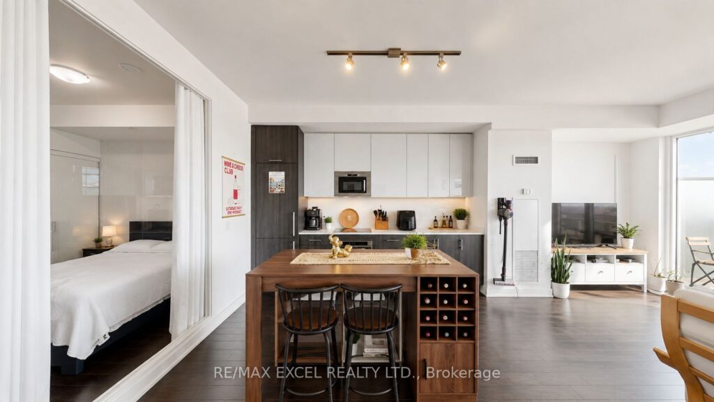 For Sale: 330 Richmond Street W 1010, Toronto, ON M5V 1X2, Toronto C01, ON - Property Photo